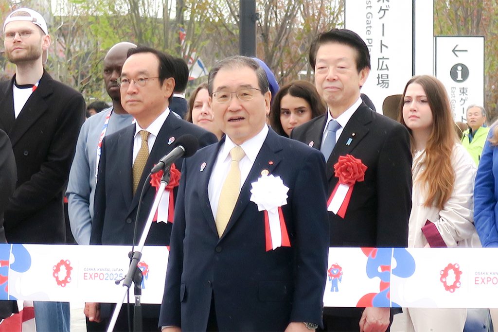 万博開幕　にぎわい見せる／十倉会長「命と向き合う期間に」