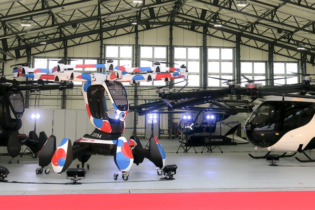 関西万博／「空飛ぶクルマ」披露／4機公開、デモ飛行実施