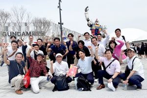ＯＳＡ形鋼部会、万博見学／ガンダム前で記念撮影