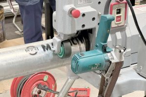 アベスチールパイプ　グルービング加工機導入