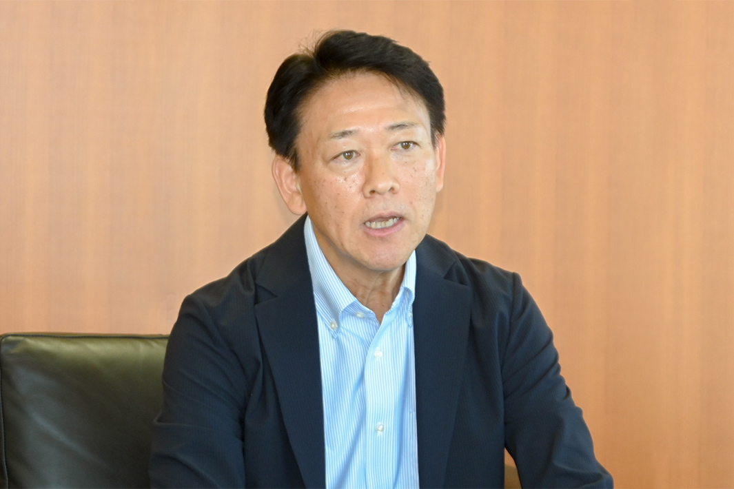人財戦略を聞く／商社編／JFE商事　専務執行役員　鬼澤　徹氏／成果と能力軸に制度改定／評価の納得性高め成長の「道しるべ」に