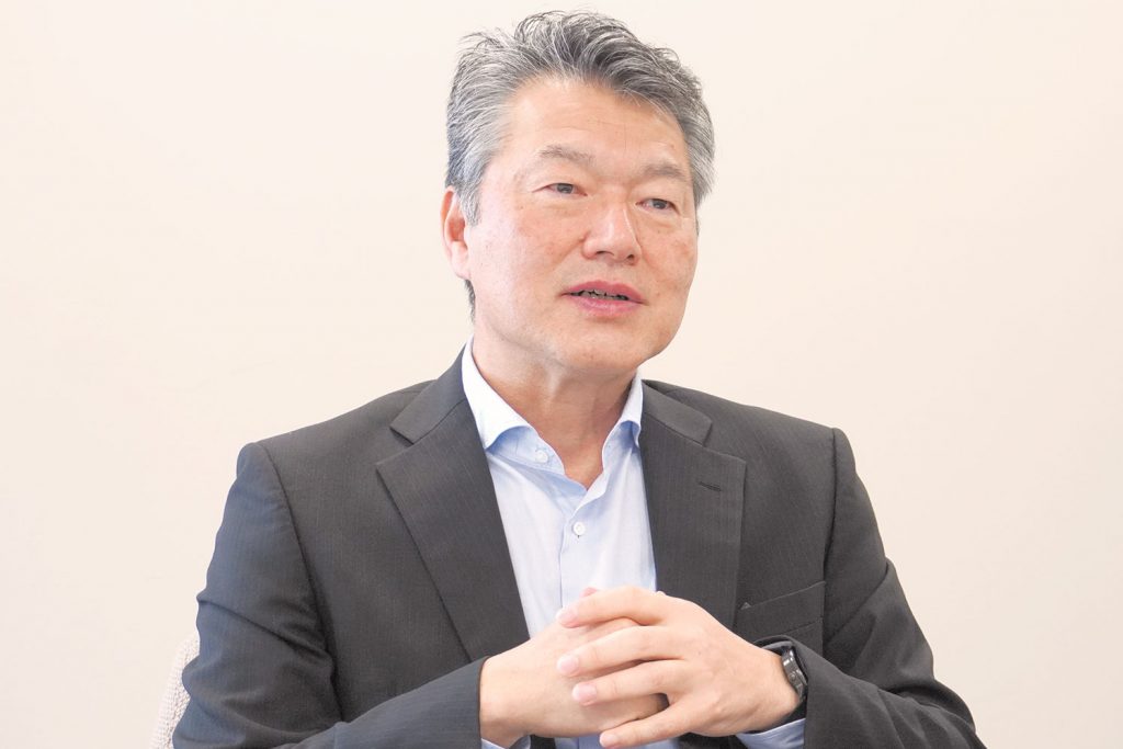 業界団体トップに聞く／日本建設機械工業会／先崎正文会長（日立建機社長）／電動建機の普及環境整備／鉄鋼メーカーとの協業欠かせず