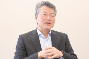 業界団体トップに聞く／日本建設機械工業会／先崎正文会長（日立建機社長）／電動建機の普及環境整備／鉄鋼メーカーとの協業欠かせず