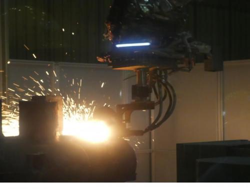 日本鋳造本社・鋳鋼工場川崎地区 自動押し湯切断ロボット