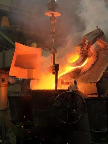 新報国マテリアル三重工場 溶解炉の出鋼のようす